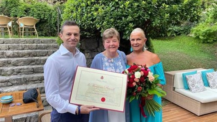 sorrento premiata turista inglese per fedelta alla cittadina costiera