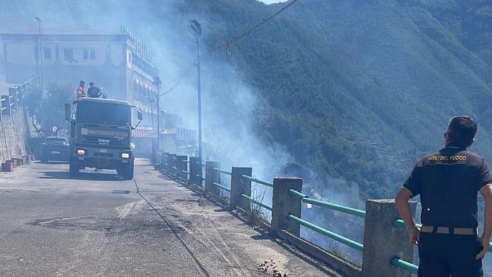 brucia il salernitano incendio a corbara il sindaco chiudere porte e finestre