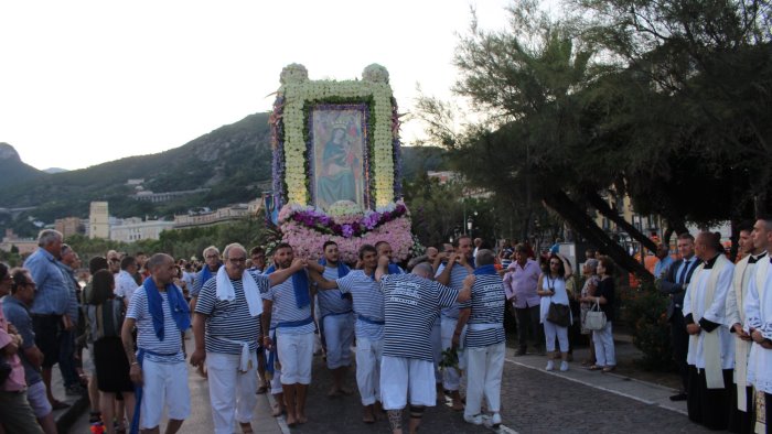 salerno fedeli in festa torna la processione per la madonna che viene dal mare