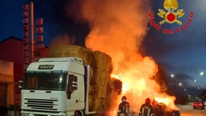 autoarticolato in fiamme lungo la statale 90 caos a savignano scalo