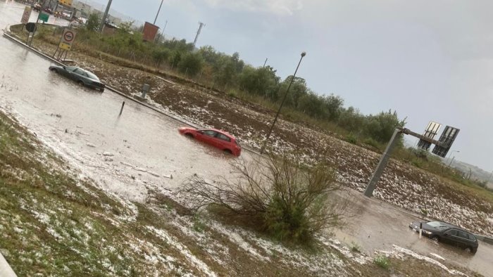 maltempo strade allagate e fognature saltate danni anche per la grandine