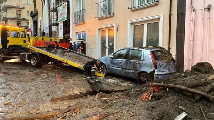 fiume di fango e detriti travolge il centro storico di monteforte e emergenza