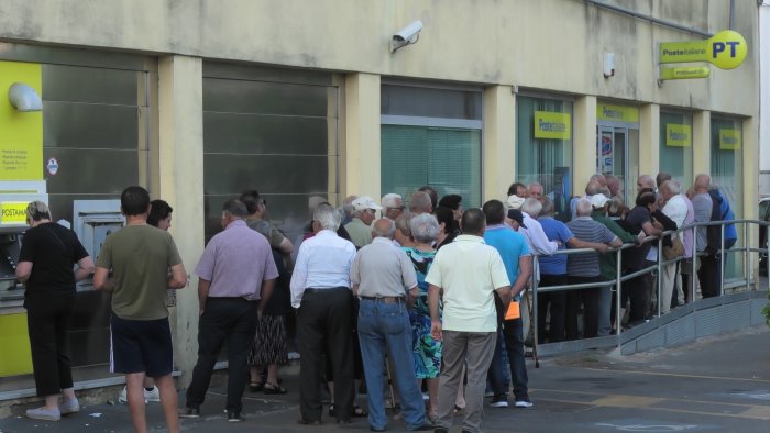 ariano in coda davanti all ufficio postale e i bisogni nel piazzale calvario