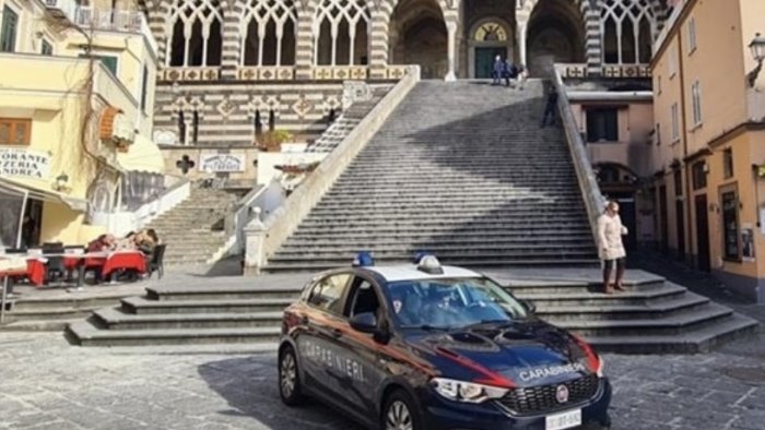 tenta di rubare in due abitazioni nel centro di amalfi arrestato