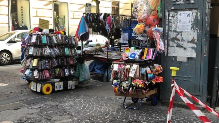 napoli al vomero gli ambulanti senza regole e protesta