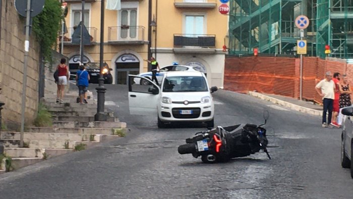 avellino scia di olio a rampa s antonio provoca il panico scooter di ribalta