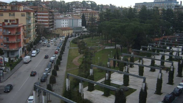 avellino choc in via del balzo si abbassa i pantaloni e urina in pubblico