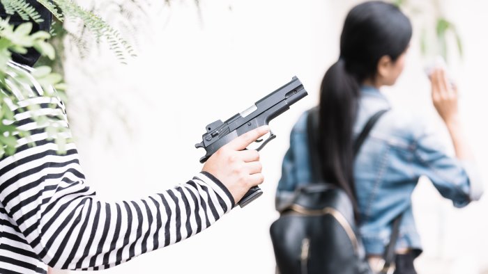 centro storico di napoli tentano di rapinare due turiste con la pistola