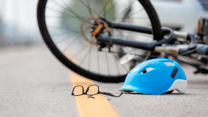 grave incidente in galleria ciclista investito da un tir muore sul colpo