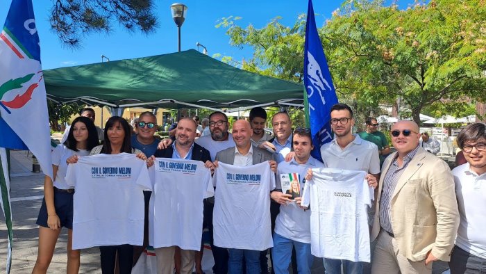 fratelli d italia scende in piazza a vietri per presentare l italia vincente