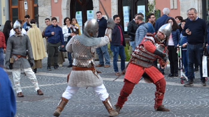 avellino e il giorno del palio della botte ma e lite sulla movida violenta