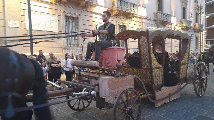 costumi d epoca e sbandieratori il corteo del palio entusiasma avellino