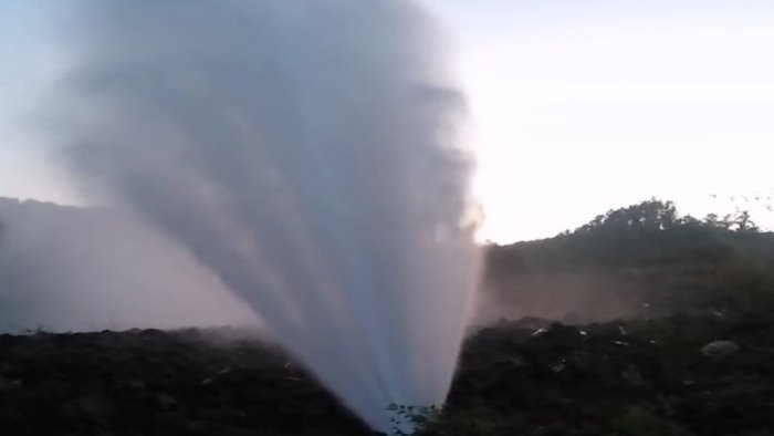 guasto all acquedotto litri e litri d acqua dispersi e interi comuni a secco