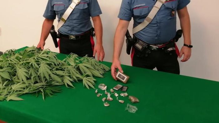 hashish e marijuana in casa 19enne dai domiciliari al carcere per droga