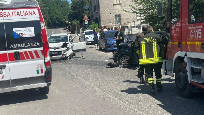 incidente in via due principati due auto coinvolte feriti in ospedale