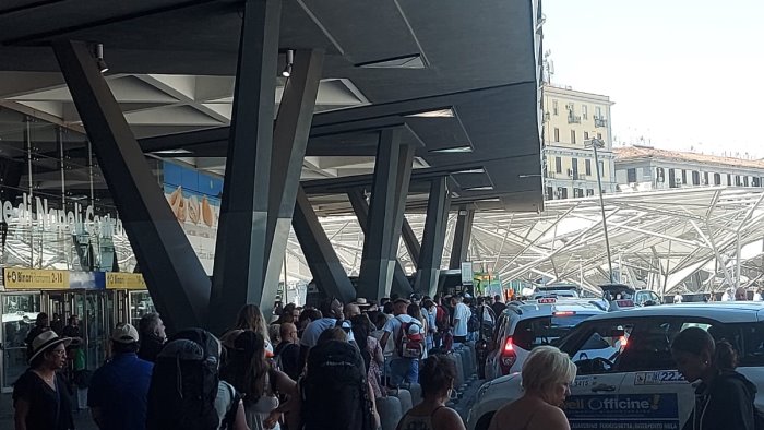 taxi caos e proteste a piazza garibaldi a napoli troppe ore di attesa