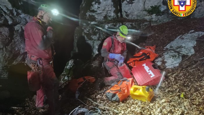 speleologa s infortuna a 130metri di profondita sugli alburni recupero in corso