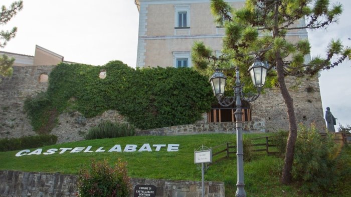 fuochi pirotecnici a castellabate chiusura anticipata del castello dell abate