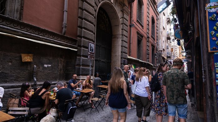 napoli regina del ferragosto l assessore armato brinda con i turisti in citta