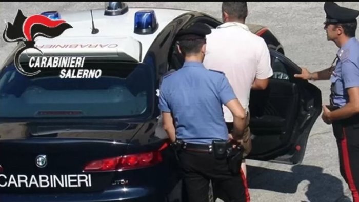 prova a sfuggire ai controlli e aggredisce i carabinieri a salerno arrestato