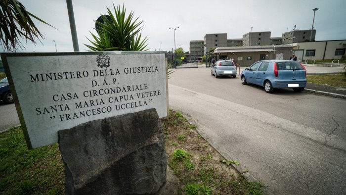 violenze in carcere a santa maria capua vetere riammessi 22 agenti in servizio