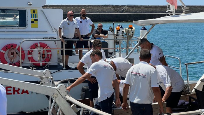 yacht rischia d affondare salvati i dieci a bordo i ringraziamenti del sindaco