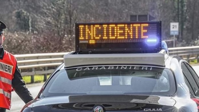 tir in fiamme sulla variante principio d incendio domato dai carabinieri