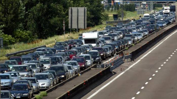 traffico e strade weekend da bollino rosso rallentamenti sulla statale appia