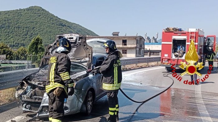 solofra prende fuoco un auto in transito paura per due persone