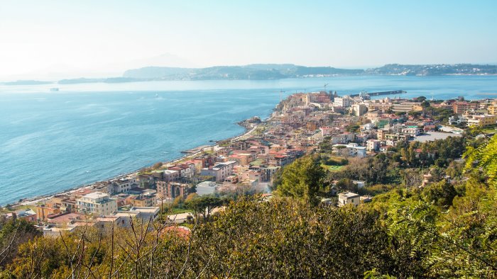 campi flegrei la terra trema ancora piu di 100 scosse in poche ore