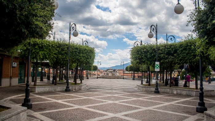 grottaminarda troppi incivili per strada il sindaco vieta vetro e lattine