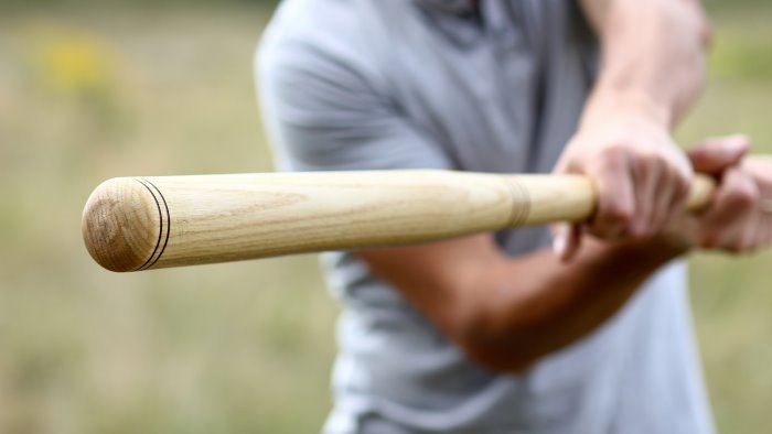 hai parcheggiato male e scatta la rissa con le mazze da baseball