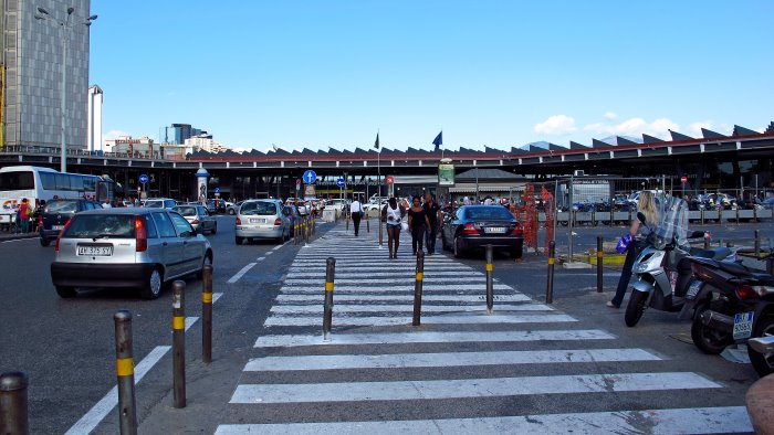 stazione napoli centrale intensificati i controlli contro gli abusivi