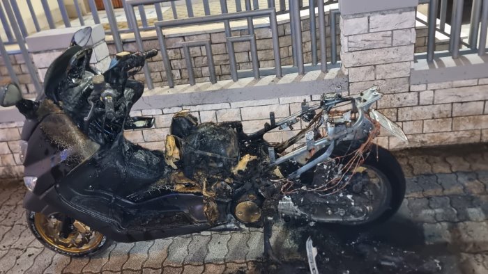 scooterone in fiamme nei pressi del lago di telese vigili del fuoco in azione