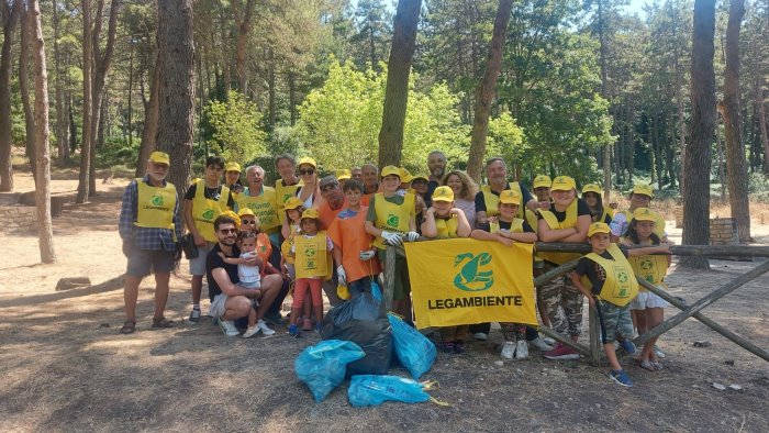 montaguto decine di volontari di legambiente per ripulire il bosco