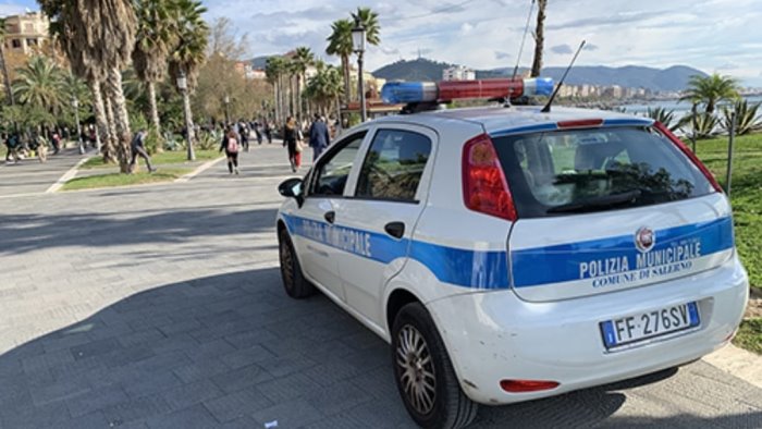 turista fa cadere borsa tra gli scogli recuperata dalla polizia municipale