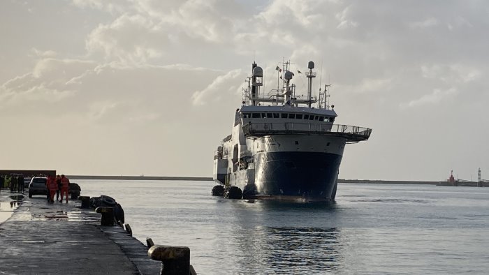 nuovo sbarco di migranti al porto di salerno in arrivo la sea eye