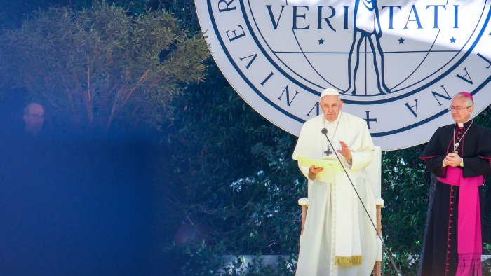 salute del pianeta e benessere gli uomini la nuova enciclica di papa francesco