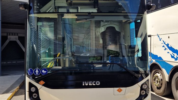 bus elettrici ad avellino il test dei nuovi mezzi iveco dell air campania