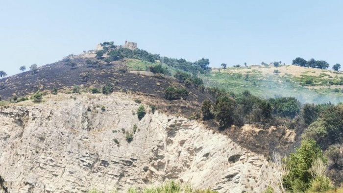 castel san giorgio dopo due giorni spente le fiamme sulla collina di trivio