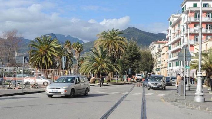 tassista abusivo beccato dalla municipale a salerno patente ritirata