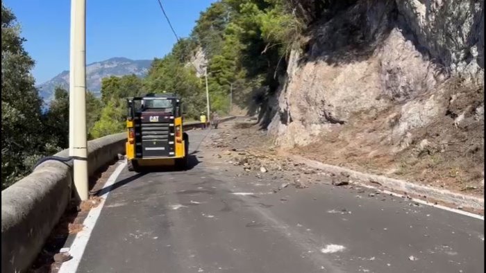 dopo l incendio la statale amalfitana chiudera 45 giorni tra cetara e maiori