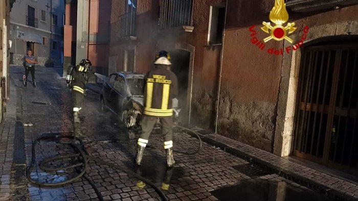 alba di paura a valle auto in fiamme indagano i carabinieri