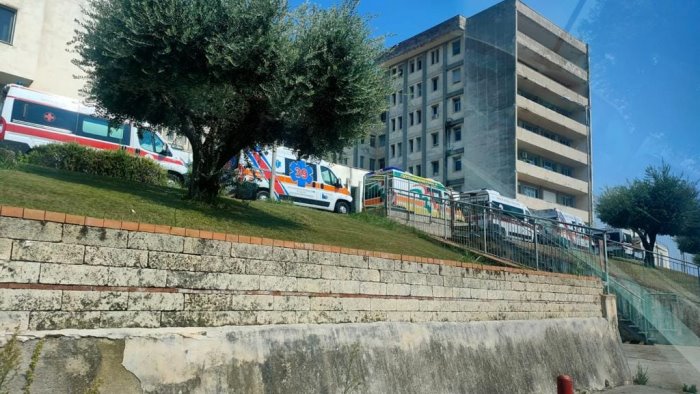 salerno pronto soccorso preso d assalto tornano le file delle ambulanze