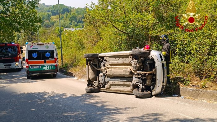 montemiletto sbanda con l auto e si ribalta 39enne in ospedale