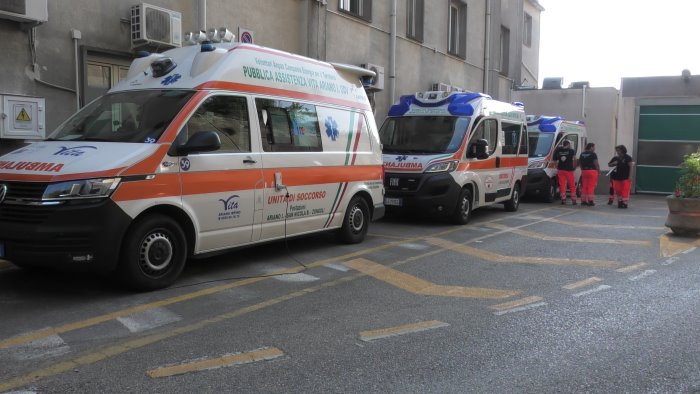 ariano pazienti in barella nei corridoi al pronto soccorso e ambulanze nel caos