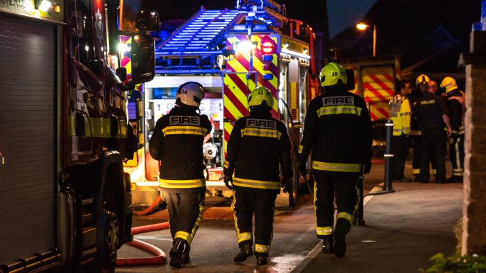 in fiamme azienda di prodotti cosmetici paura alla periferia di napoli