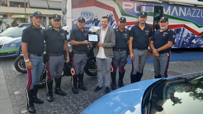 sorrento il pullman azzurro della polizia di stato per la sicurezza stradale