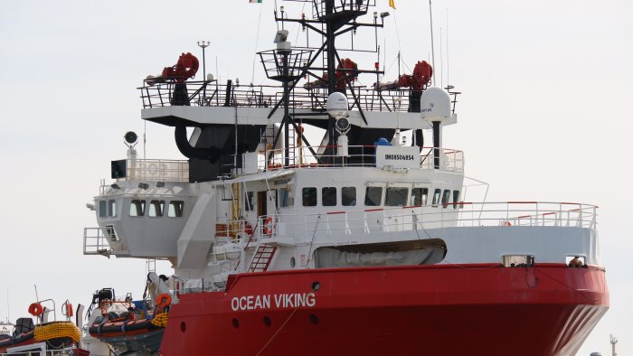 la ocean viking e arrivata nel porto di napoli a bordo 254 migranti