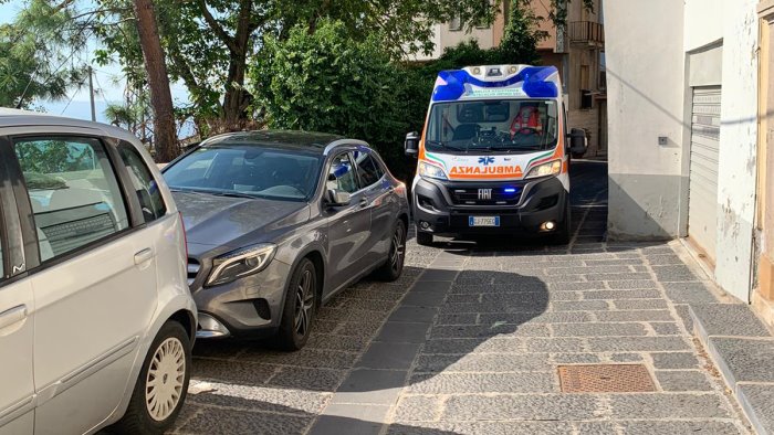 ariano strada stretta e auto spesso in sosta salvaggia ambulanze in difficolta